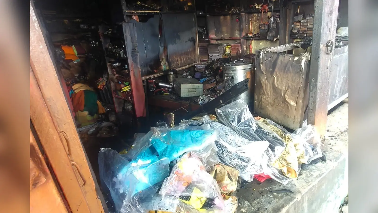 किराना दुकान में पेट्रोल छिड़ककर लगाई आग, तीन लाख की संपत्ति जलकर राख