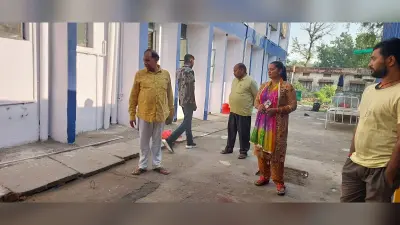 सिविल सर्जन ने किया सदर अस्पताल का औचक निरीक्षण, गंदगी देख सफाई सुपरवाइजर पर भड़के