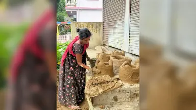 गैस संकट में गांवों में लौटा मिट्टी का चूल्हा, महिलाओं को मिल रहा रोजगार