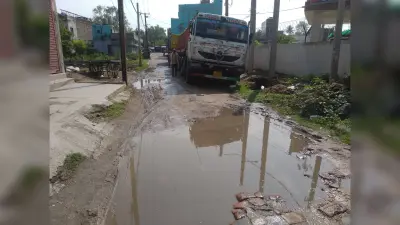 प्रशासन की नाक के नीचे 6 माह से बाधित है प्रखंड मुख्यालय मार्ग, जप्त ट्रक बना मुसीबत