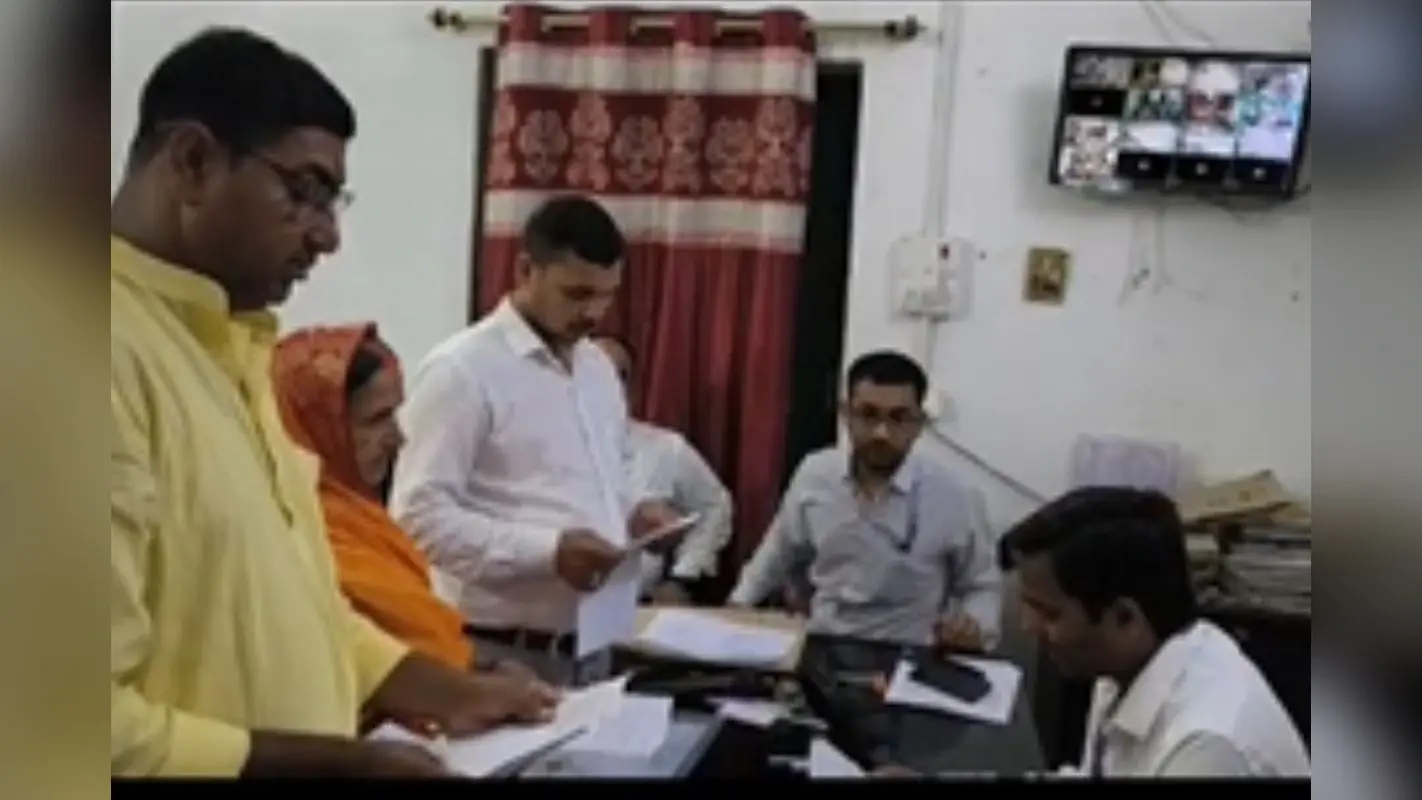 बक्सर में राजस्व व्यवस्था पर उठे सवाल, भूमि मापी के लिए लोगों कर रहे लंबा इंतजार
