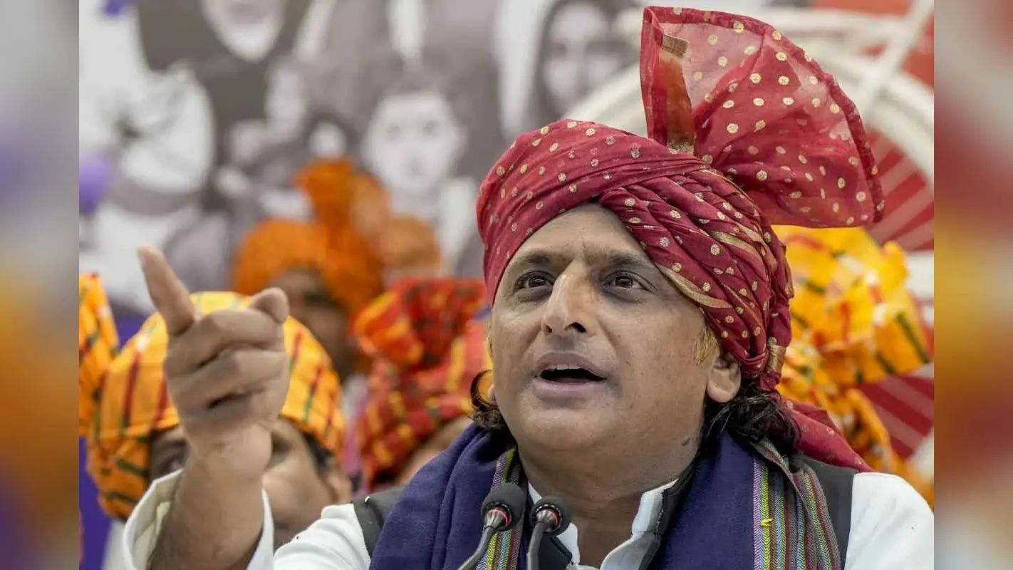 राखी के मंच से अखिलेश का हमला: JPNIC को लीज पर देने को लेकर भाजपा सरकार को घेरा