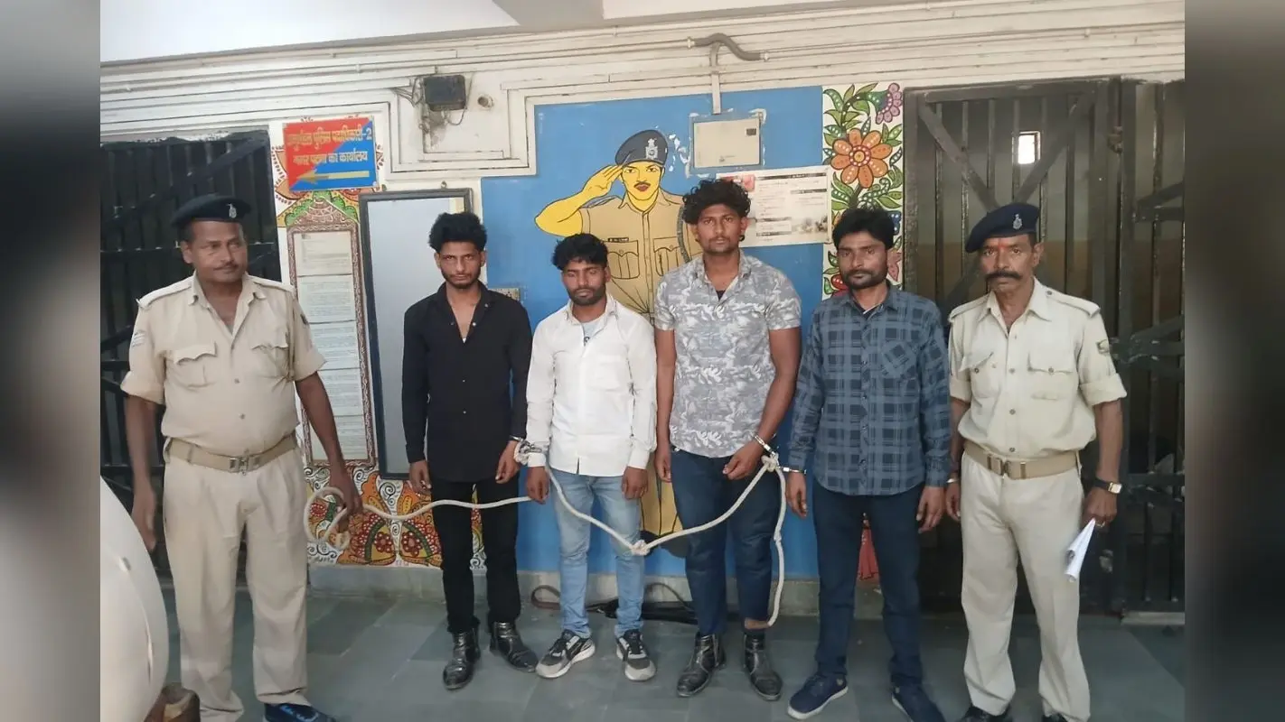 पटना में जमीन हड़पने की साजिश नाकाम, निबंधन कार्यालय से दस्तावेज चुराने पहुंचे गिरोह का भंडाफोड़
