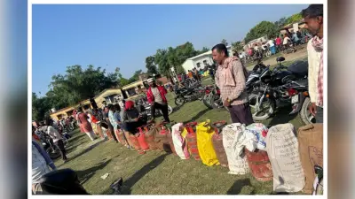 Bettiah: 45 दिन बाद भी नहीं मिला गैस सिलेंडर, आधी रात से लाइन में लगे रहे लोग