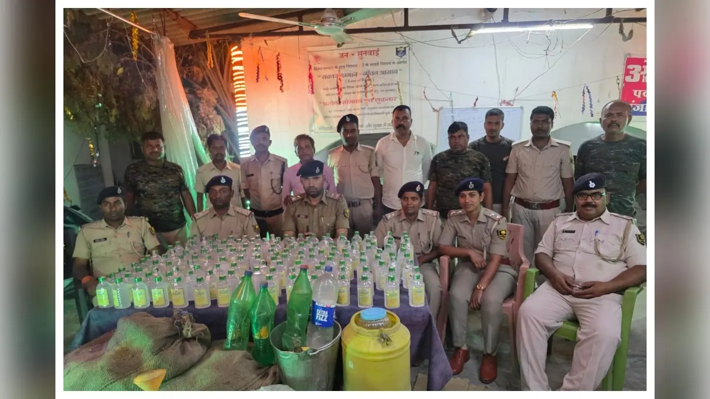 मोतिहारी: बंजरिया पुलिस ने अवैध शराब के रैकेट पर छापेमारी कर 350 लीटर शराब बरामद की