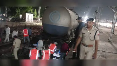 बेगूसराय के बरौनी जंक्शन सेंटिग रेल लाइन पर बरौनी डेयरी की दुग्ध मालवाहक टंकी हुई बेपटरी