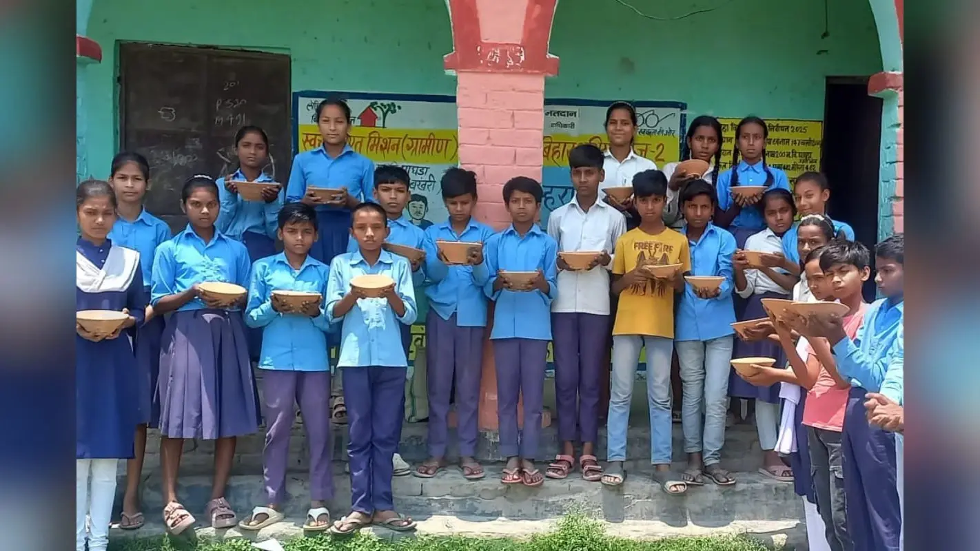 बेगूसराय में नन्हे हाथों ने संभाली प्रकृति की जिम्मेदारी, पक्षियों के लिए बच्चों को बांटे गए मिट्टी के सकोरे