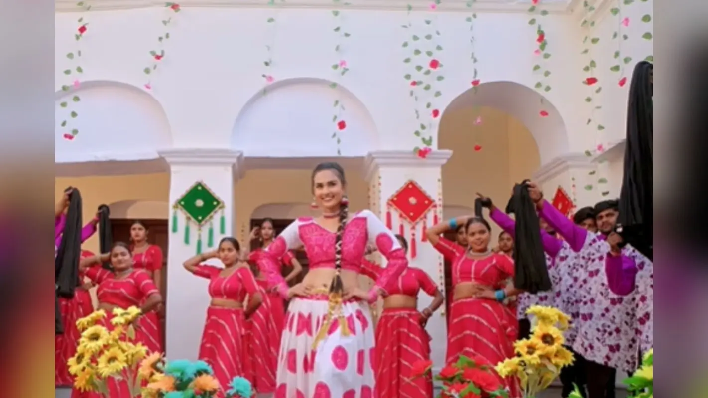 Bhojpuri Song: रिलीज होते ही छाया भोजपुरी लोकगीत ‘दिलवा देबे के पड़ी’, इशिका टोरिया ने बिखेरा जलवा