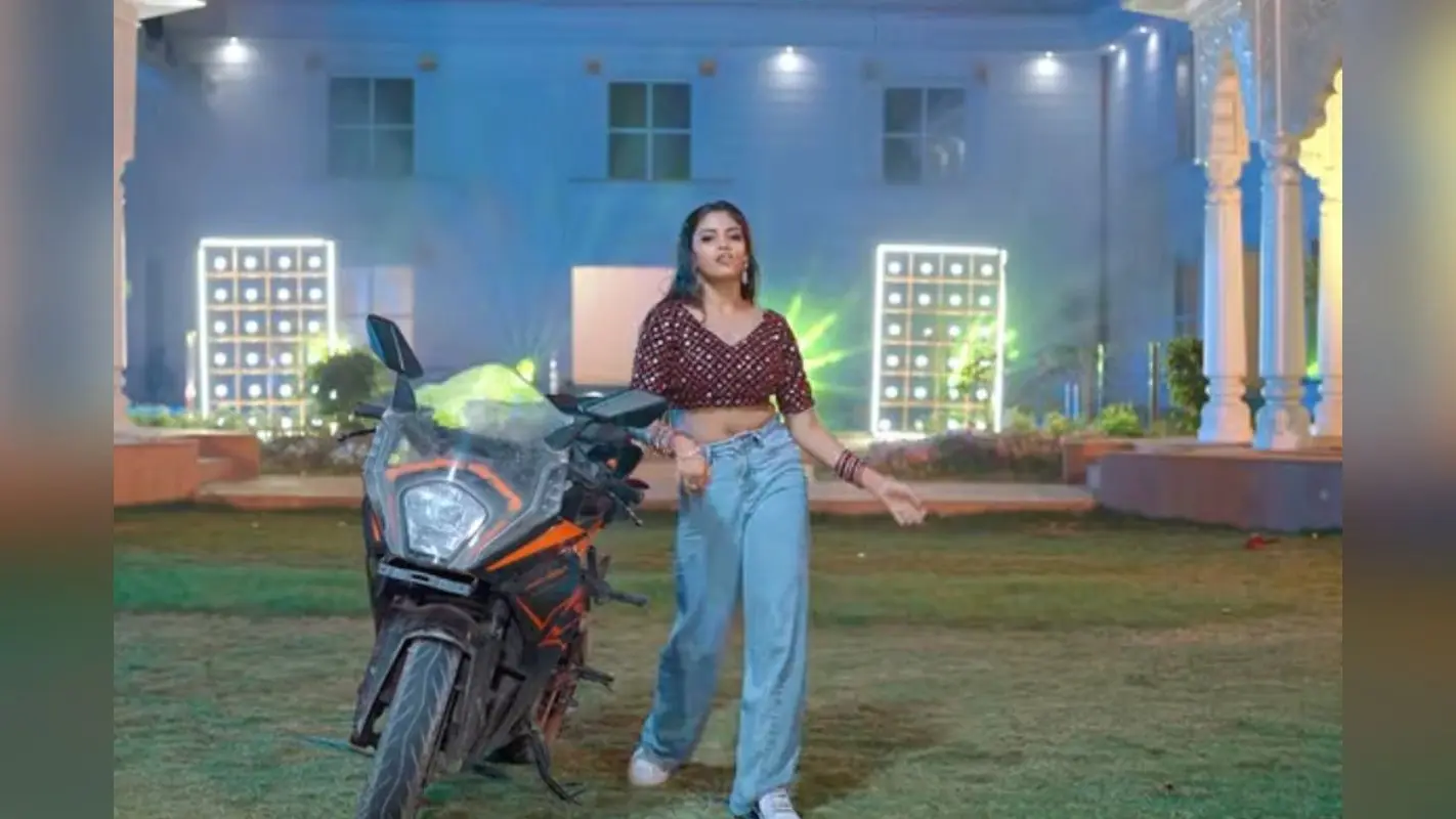 कनिका सक्सेना के ठुमकों ने बढ़ाया इंटरनेट का पारा, शिल्पी राज का नया गाना ‘निकलता पेट ए राजा’ ट्रेंड में