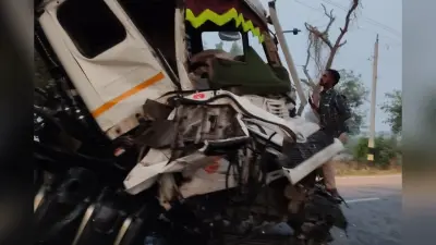 रोहतास में हाइवा और ट्रक की टक्कर में हाइवा के परखच्चे उड़े, ड्राइवर की मौके पर मौत