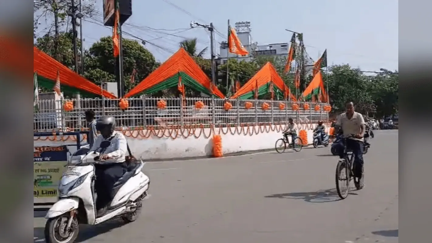 शपथ ग्रहण से पहले पटना सज-धज कर तैयार, BJP ऑफिस के सामने कृष्ण भक्तों का भजन कीर्तन
