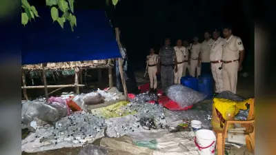 औरंगाबाद में झोपड़ी में चल रही थी शराब की मिनी फैक्ट्री, भारी मात्रा में शराब बरामद