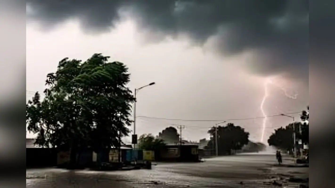 बिहार में आज भी जारी रहेगा आंधी-बारिश और ठनका का दौर, पटना में देर रात हुई झमाझम बारिश