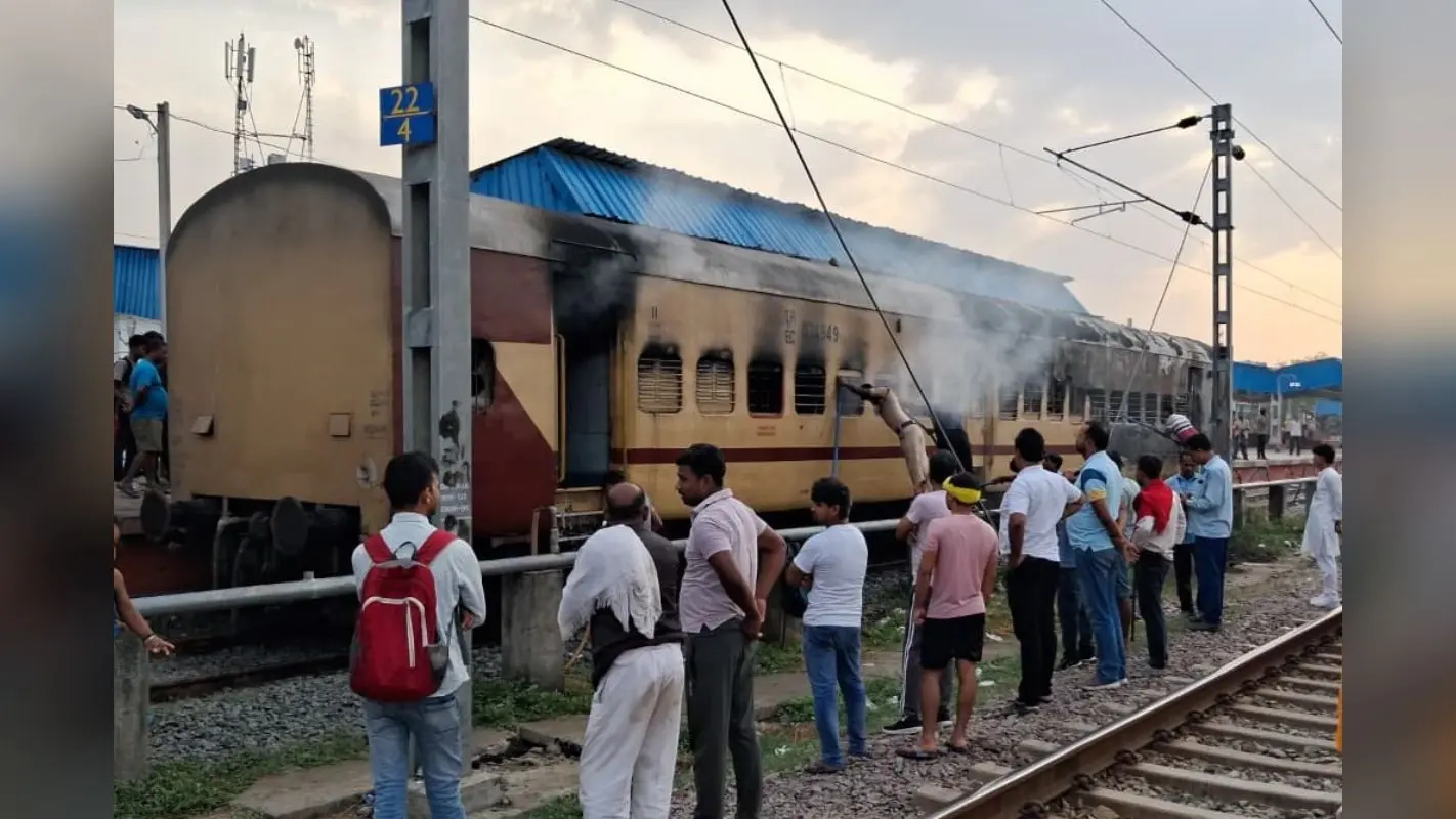 सासाराम से पटना आने वाली ट्रेन की बोगियों में लगी आग, रेलवे स्टेशन पर मची अफरा-तफरी…