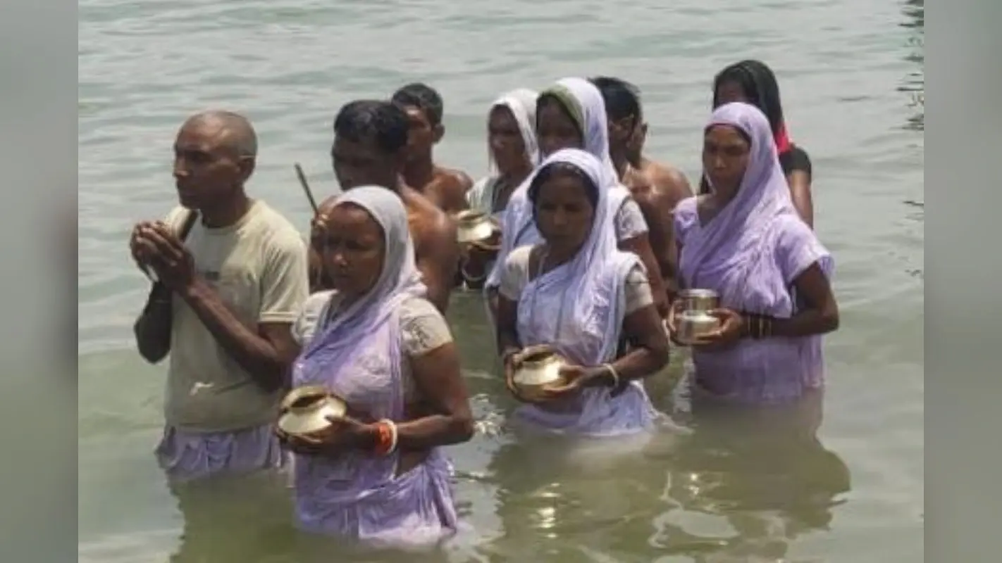 बुद्ध पूर्णिमा पर राजमहल उत्तरवाहिनी गंगा में हजारों श्रद्धालुओं ने लगाई आस्था की डुबकी