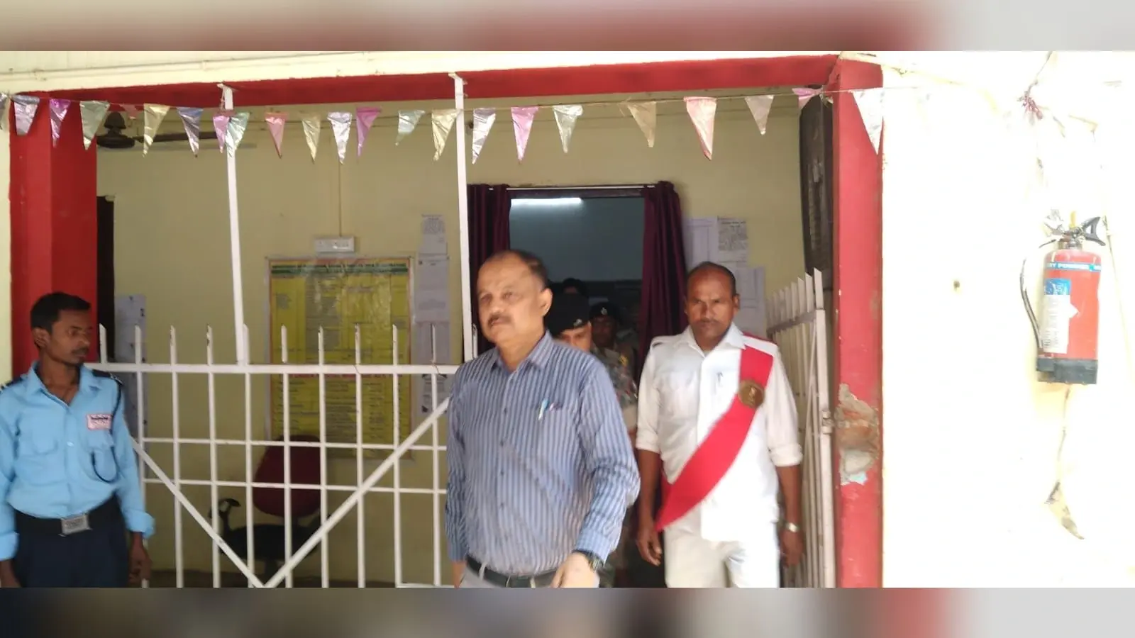 डीएम पहुंचे निबंधन कार्यालय, दो घंटे से अधिक देर तक किया निरीक्षण