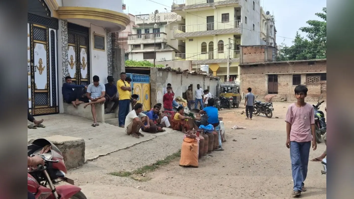 छपरा में गैस संकट से उपभोक्ता परेशान, भारत गैस गोदाम पर सुबह 6 बजे से लग रही लंबी कतारें