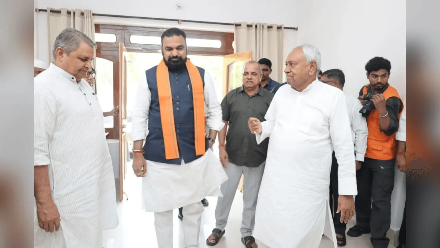 CM सम्राट चौधरी ने 7 सर्कुलर रोड में नीतीश कुमार से की मुलाकात, उपमुख्यमंत्री विजय चौधरी भी रहे मौजूद