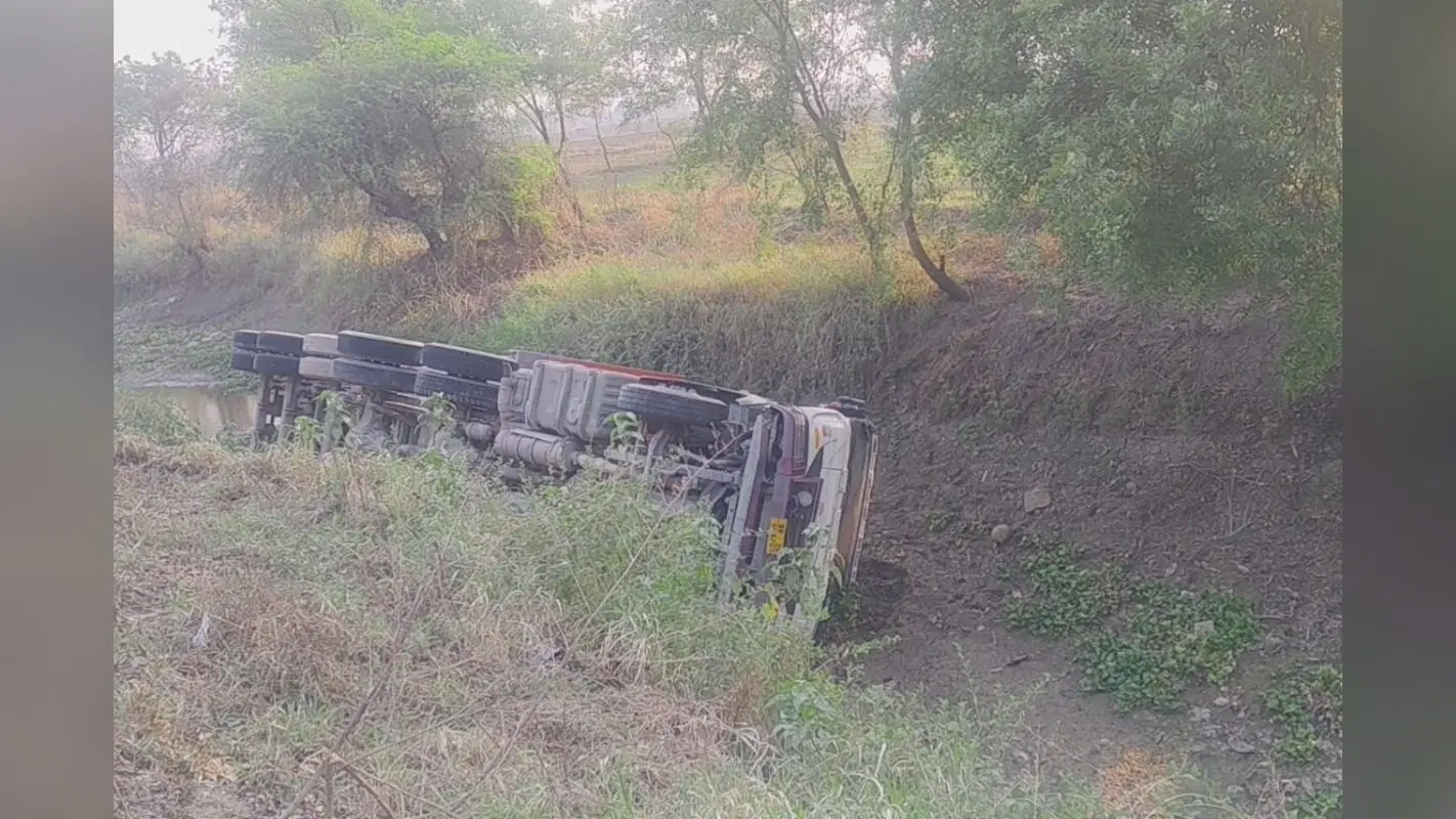 रोहतास में चालक को नींद आने से गड्ढे में पलटी कंटेनर, ड्राइवर की हालत गंभीर