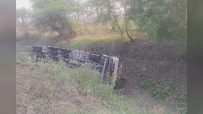 रोहतास में चालक को नींद आने से गड्ढे में पलटी कंटेनर, ड्राइवर की हालत गंभीर