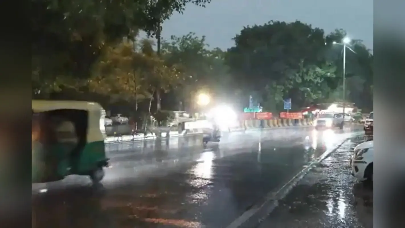दिल्ली-NCR में अचानक बदला मौसम, गरज और आंधी के साथ झमाझम बारिश, उड़ानें प्रभावित