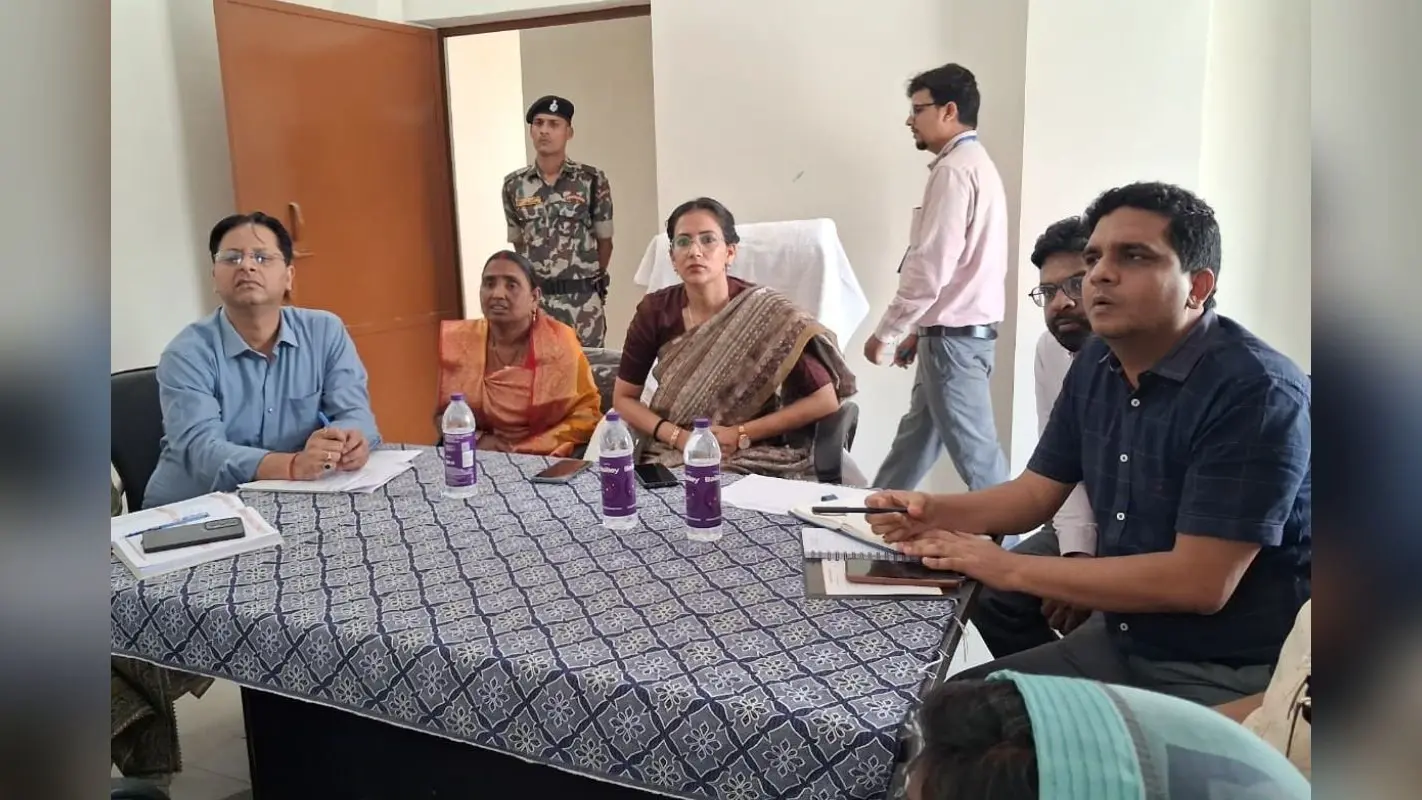 जहानाबाद में डीएम का दौरा: गांव पहुंचकर लिया व्यवस्थाओं का जायजा, सहयोग शिविर’ को लेकर ग्रामीणों को किया जागरूक