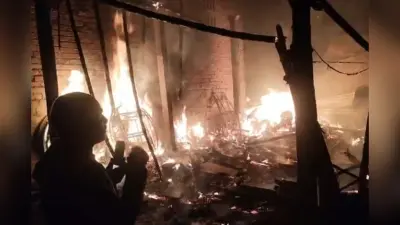 गया में आधी रात को धू-धूकर जलने लगा सूखा पेड़, गुमटी में भी लगी आग, इलाके में अफरा-तफरी