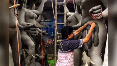 बंगाल में फीकी रहेगी दुर्गा पूजा की चमक? आर्थिक तंगी और कॉरपोरेट की दूरी से बढ़ी आयोजकों की टेंशन