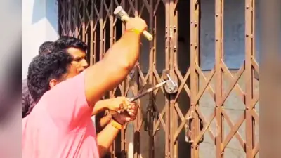 दुर्गापुर के गोपालमाठ में महीनों से बंद सामुदायिक शौचालय को भाजपाइयों ने किया आजाद, खुद की सफाई