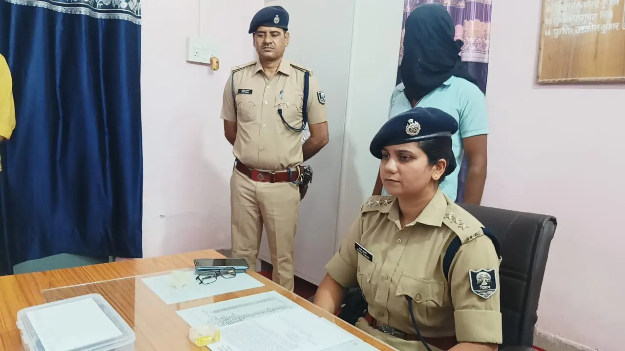 KHAGARIA: शादी समारोह में हर्ष फायरिंग पड़ी भारी, लोडेड कट्टा और कारतूस के साथ युवक गिरफ्तार