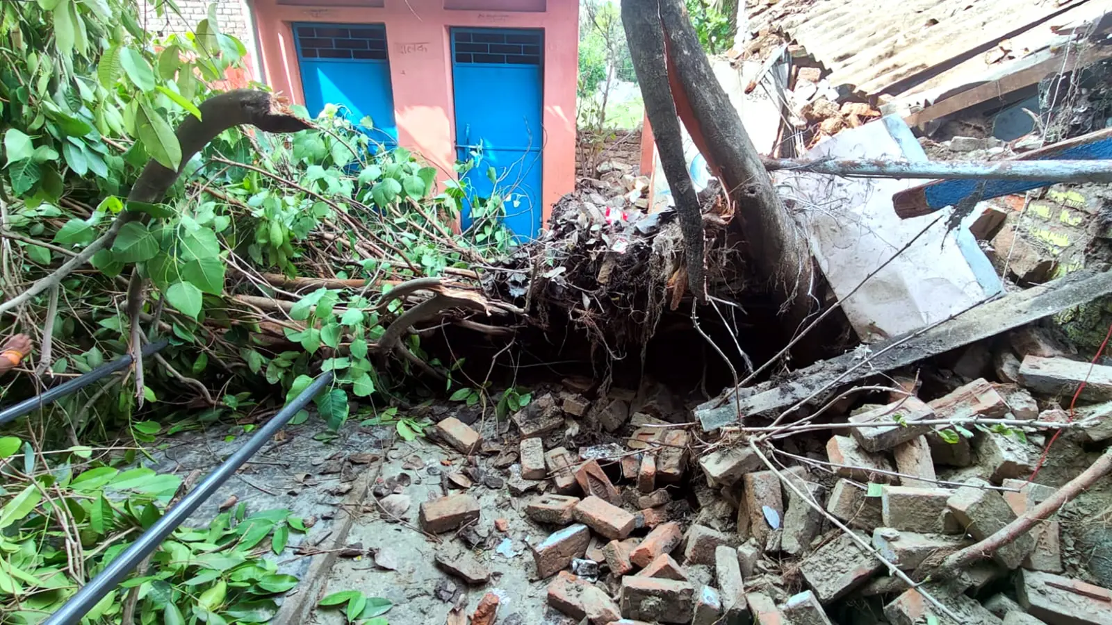 Gopalganj News : बरौली में स्कूल की दीवार और पेड़ गिरे, स्कूल बंद होने से टल गया बड़ा हादसा