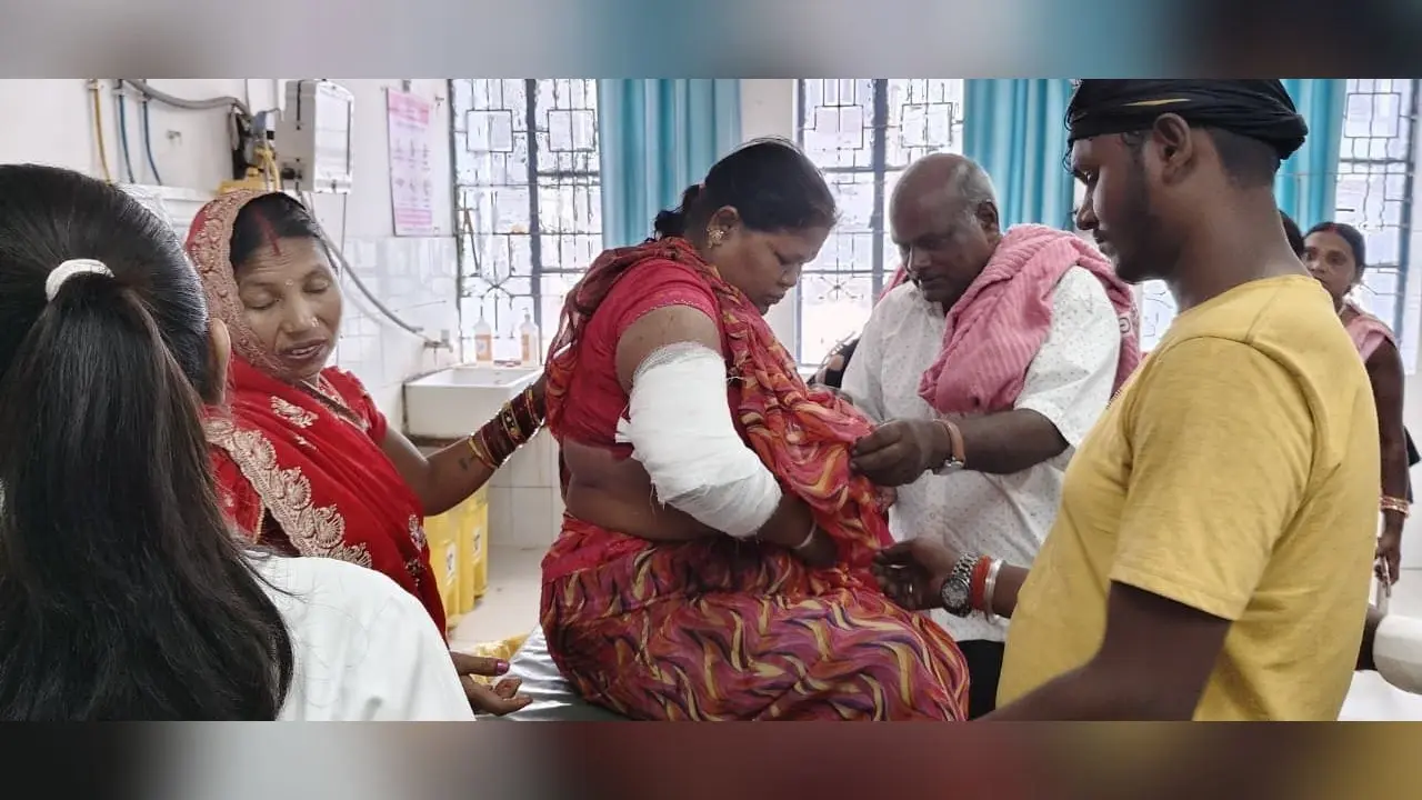 बस व ऑटो की टक्कर में महिला सहित तीन गंभीर रूप से घायल