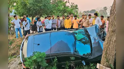 Gopalganj News : बाइक सवार को बचाने में अनियंत्रित होकर पुल के नीचे गिरी कार