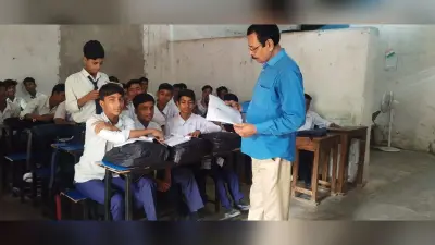 सिविल सर्जन बने शिक्षक, बच्चों को बताया टीकाकरण का महत्व