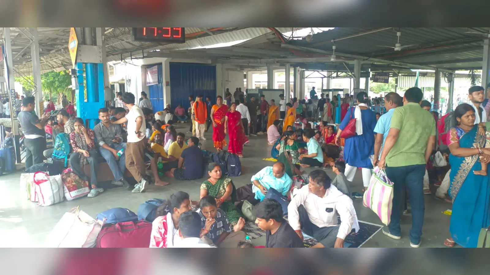 Deoghar News : मथुरापुर में सात घंटे का रेलवे ट्रैफिक ब्लॉक, आठ ट्रेनें रद्द, कई घंटों विलंब से चलीं