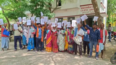 Bhagalpur news आदिवासी के घर व जमीन पर भू माफियाओं की नजर, अंचल पहुंच की शिकायत
