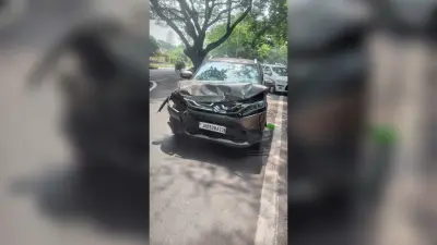 Jamshedpur News. बिष्टुपुर : तेज रफ्तार दो कार में जोरदार टक्कर, सवारी जख्मी