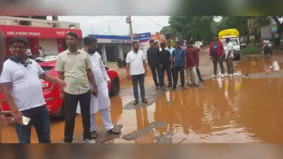जर्जर सड़कों से लोगों को परेशानी