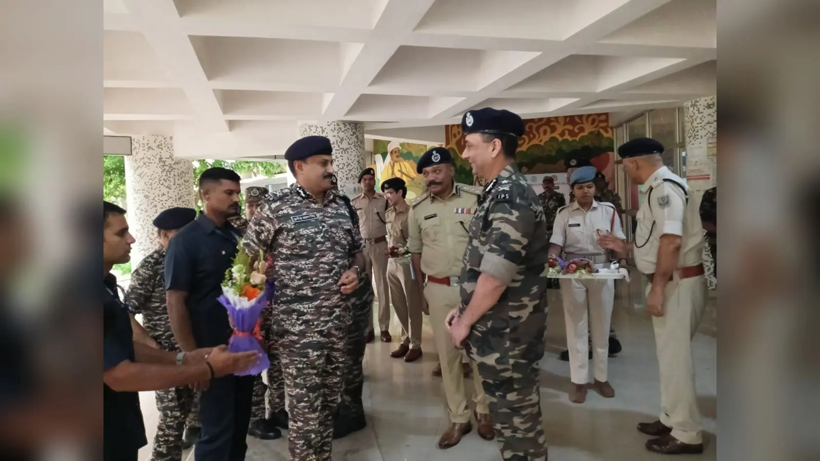 Chaibasa News : मिसिर बेसरा को ढूंढ निकालें, सारंडा को पूरी तरह नक्सलमुक्त करें : डीजी