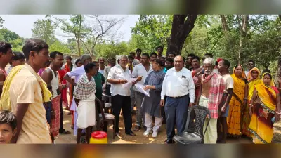 कर्णकोल गांव पहुंचे कांग्रेस व इंटक नेता, दलित परिवारों के आवास नहीं तोड़ने की उठायी मांग