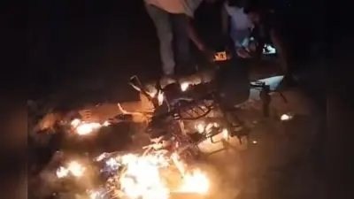 कैमूर में बिजली गिरने से टेंट हाउस में लगी भीषण आग, लाखों का सामान जलकर राख; इलाके में मची अफरा-तफरी
