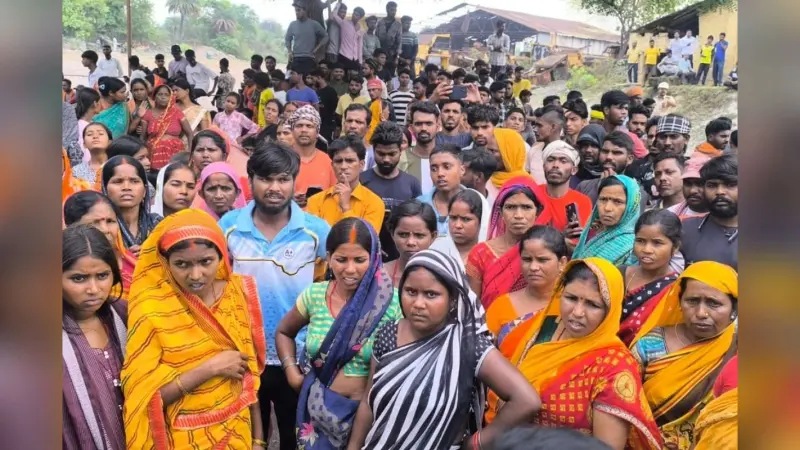गिरिडीह: मुआवजे को लेकर हंगामा, शव के साथ प्रदर्शन के दौरान पथराव, पुलिस ने किया लाठीचार्ज 