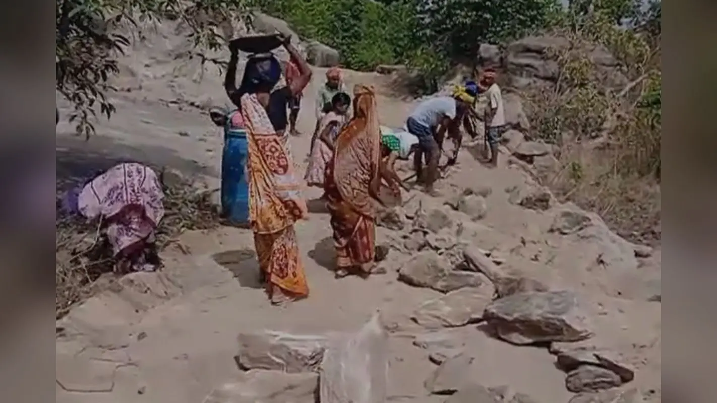 गुमला: शहर में मजदूरों के लिए पानी, शौचालय और छांव की व्यवस्था नहीं, सड़क किनारे खड़े रहने को मजबूर