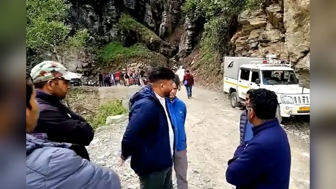 हिमाचल प्रदेश: 500 मीटर गहरी खाई में गिरी टैक्सी, 8 की मौत; दूसरे दिन भी शवों को निकालने का अभियान जारी