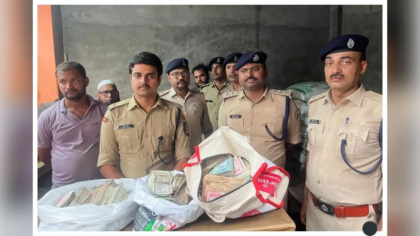 मोतिहारी: रक्सौल में अवैध करेंसी एक्सचेंज पर बड़ी कार्रवाई, 30 लाख से अधिक की नकदी बरामद