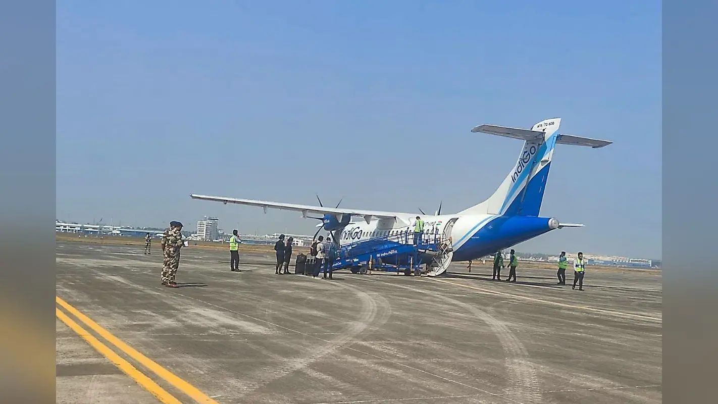 इंडिगो फ्लाइट में बड़ा हादसा: पावर बैंक में लगी आग, स्लाइडर से निकाले गए सभी यात्री