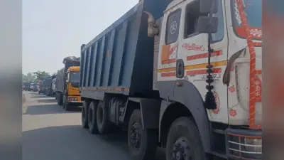 लातेहार के नवादा गांव में छह घंटे से सड़क जाम, डीवीसी के कोयले की ढुलाई का विरोध कर रहे ग्रामीण