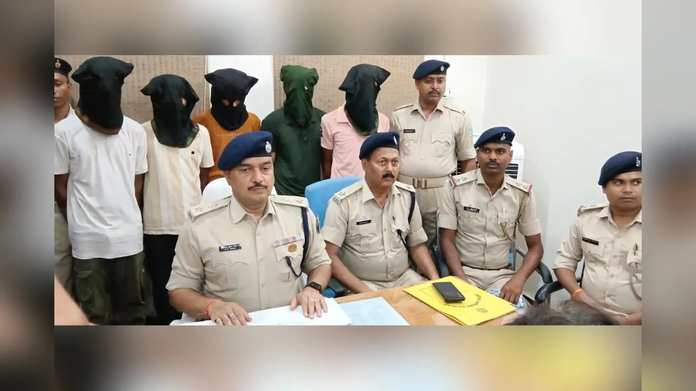 जामताड़ा पुलिस ने 5 साइबर अपराधियों को दबोचा, बैंक अधिकारी बनकर करते थे ठगी