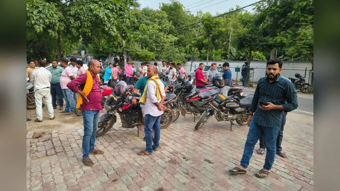 जमुई में पत्नी की हसुआ से गला रेतकर हत्या, शव के पास पूरी रात बैठा रहा पति