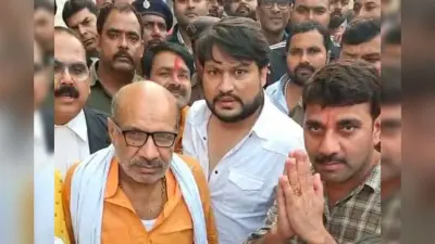 जदयू विधायक पप्पू पांडेय के बाहुबली भाई सतीश पांडेय के घर पर पुलिस ने चिपकाया इश्तिहार